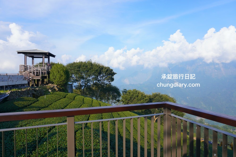 嘉義秘境景點【大風埕觀日峰】梅山鄉新景區推薦！一覽無遺遠處的綿延山景與一整片茶園風光。