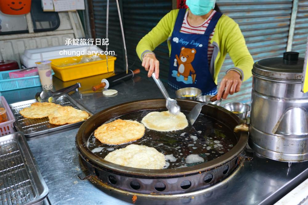 南投竹山老街【小米蛋餅】超酥脆「煎炸」手工蛋餅，現點現擀麵糰餅皮，在地人推薦！人氣排隊小吃攤 (餐車)。