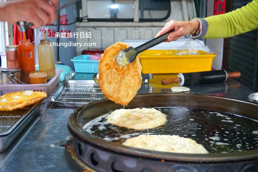 南投竹山老街【小米蛋餅】超酥脆「煎炸」手工蛋餅，現點現擀麵糰餅皮，在地人推薦！人氣排隊小吃攤 (餐車)。
