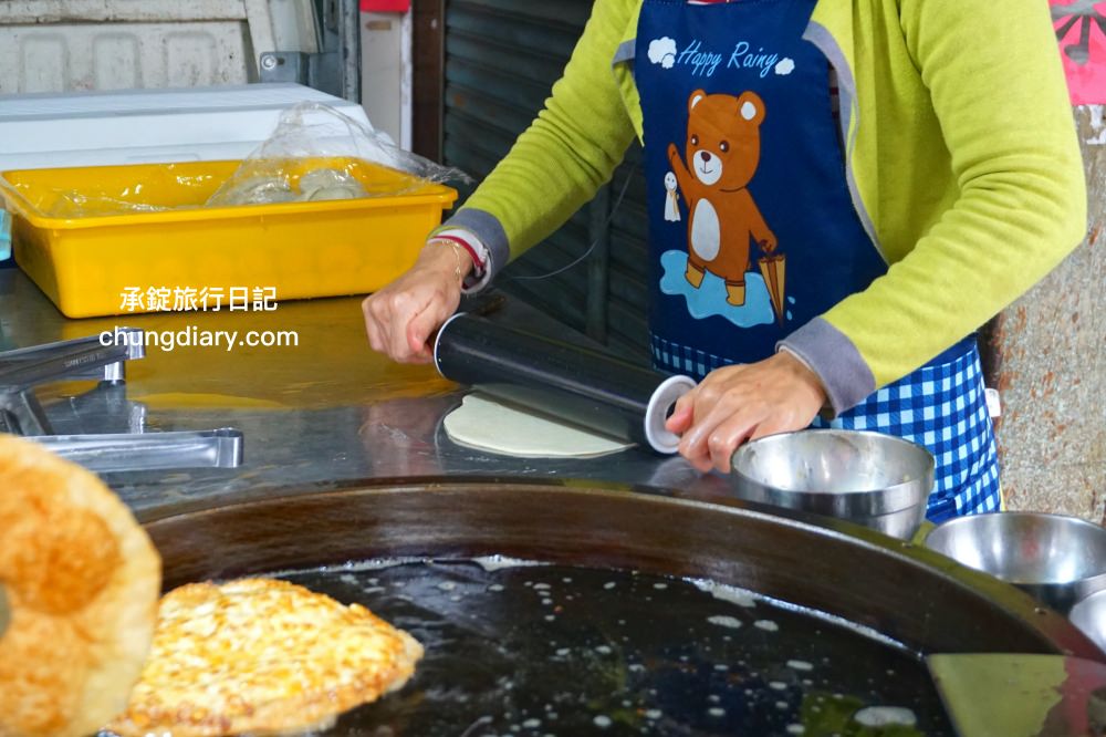 南投竹山老街【小米蛋餅】超酥脆「煎炸」手工蛋餅，現點現擀麵糰餅皮，在地人推薦！人氣排隊小吃攤 (餐車)。