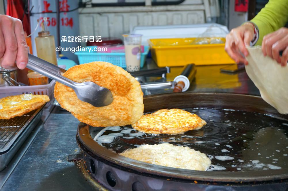 南投竹山老街【小米蛋餅】超酥脆「煎炸」手工蛋餅，現點現擀麵糰餅皮，在地人推薦！人氣排隊小吃攤 (餐車)。