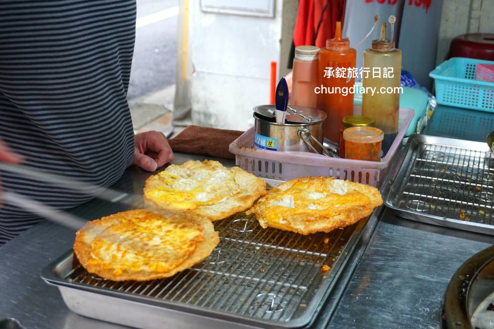 南投竹山老街【小米蛋餅】超酥脆「煎炸」手工蛋餅，現點現擀麵糰餅皮，在地人推薦！人氣排隊小吃攤 (餐車)。