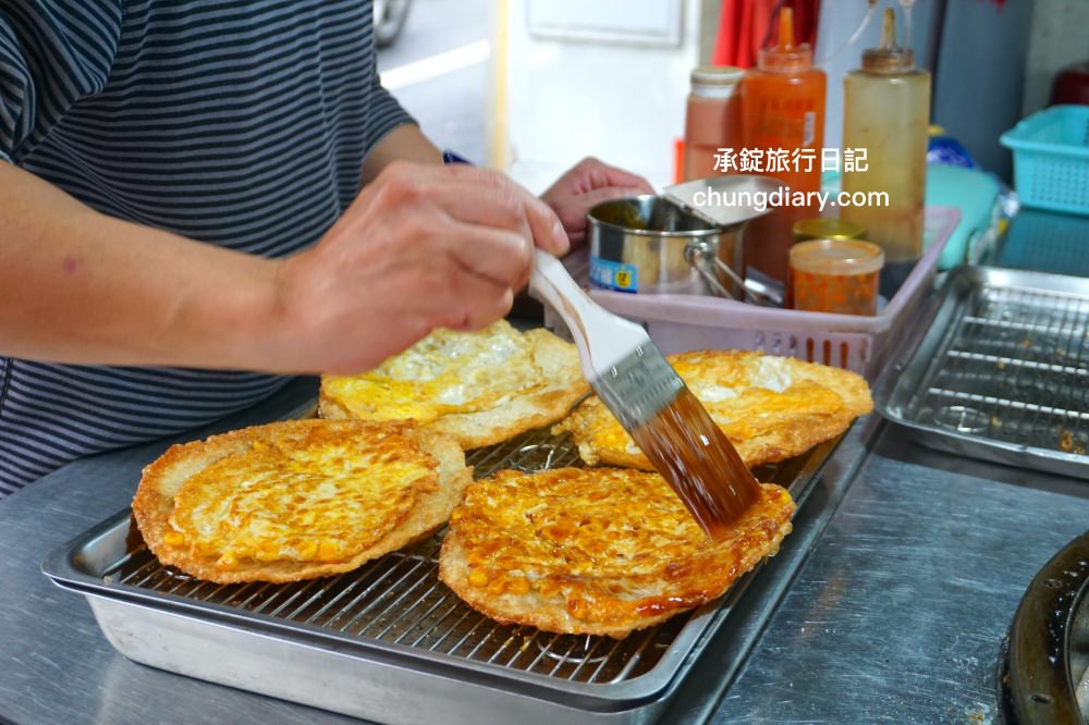 南投竹山老街【小米蛋餅】超酥脆「煎炸」手工蛋餅，現點現擀麵糰餅皮，在地人推薦！人氣排隊小吃攤 (餐車)。