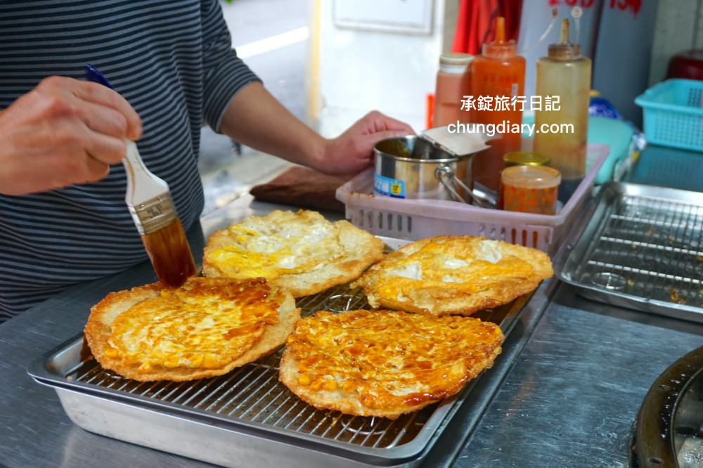 南投竹山老街【小米蛋餅】超酥脆「煎炸」手工蛋餅，現點現擀麵糰餅皮，在地人推薦！人氣排隊小吃攤 (餐車)。