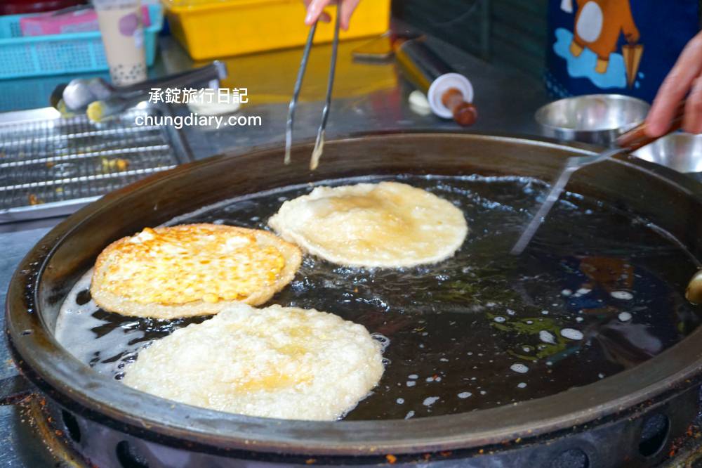 南投竹山老街【小米蛋餅】超酥脆「煎炸」手工蛋餅，現點現擀麵糰餅皮，在地人推薦！人氣排隊小吃攤 (餐車)。