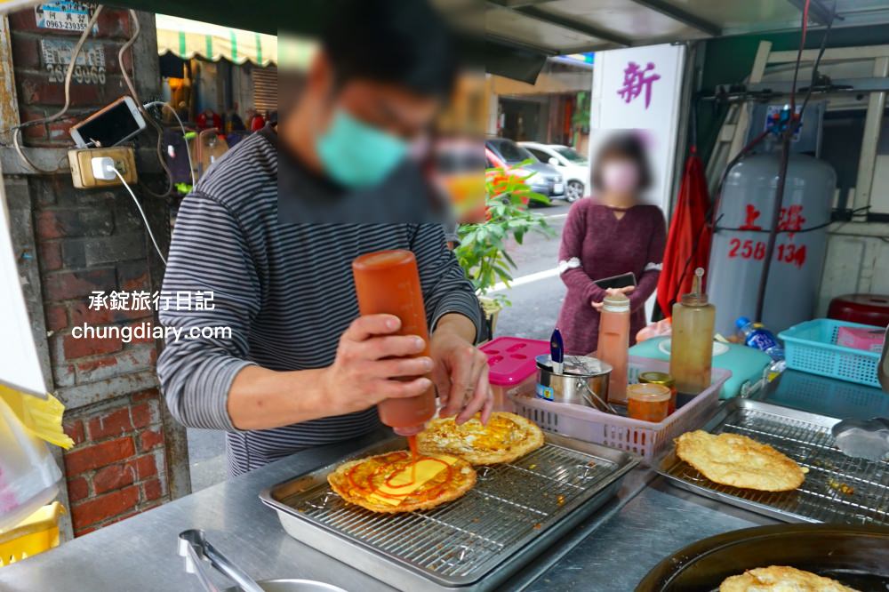 南投竹山老街【小米蛋餅】超酥脆「煎炸」手工蛋餅，現點現擀麵糰餅皮，在地人推薦！人氣排隊小吃攤 (餐車)。