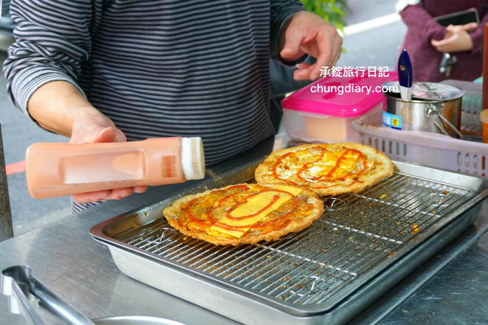 南投竹山老街【小米蛋餅】超酥脆「煎炸」手工蛋餅，現點現擀麵糰餅皮，在地人推薦！人氣排隊小吃攤 (餐車)。