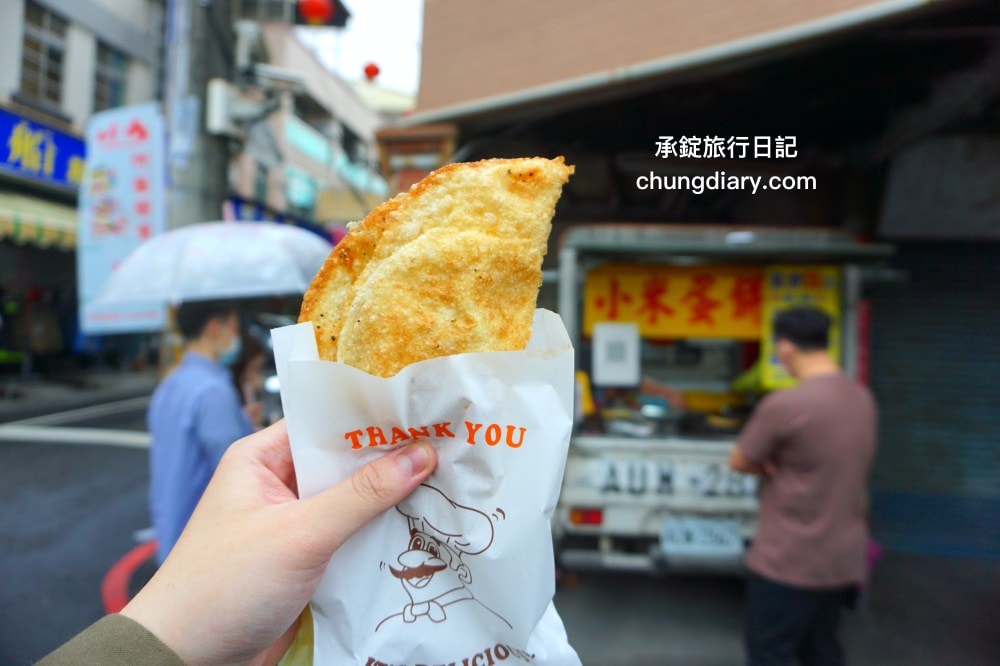 南投竹山老街【小米蛋餅】超酥脆「煎炸」手工蛋餅，現點現擀麵糰餅皮，在地人推薦！人氣排隊小吃攤 (餐車)。