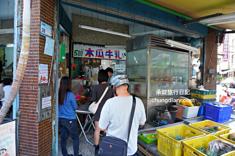 屏東火車站附近【秋林牛乳大王】在地50年老店，必吃「榴槤牛乳冰」堆高高超浮誇！