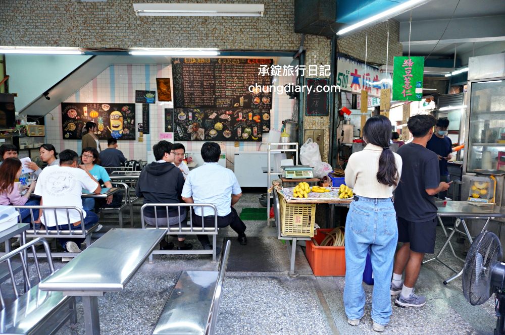 屏東火車站附近【秋林牛乳大王】在地50年老店，必吃「榴槤牛乳冰」堆高高超浮誇！