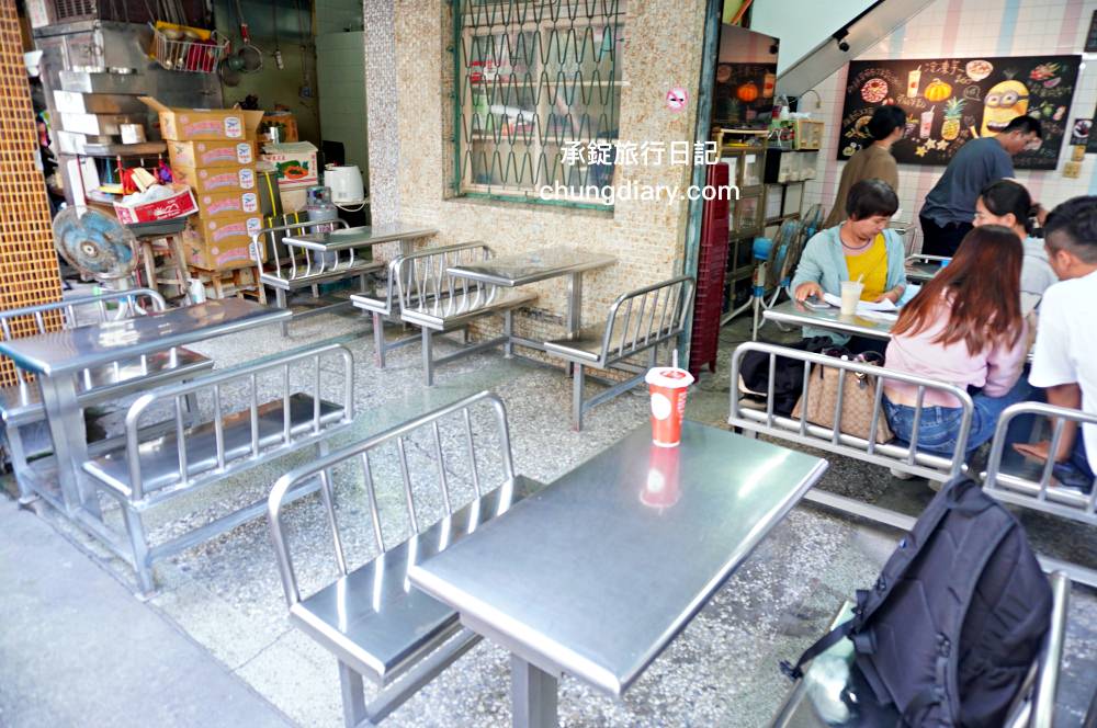 屏東火車站附近【秋林牛乳大王】在地50年老店，必吃「榴槤牛乳冰」堆高高超浮誇！