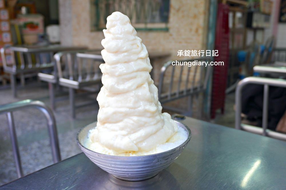 屏東火車站附近【秋林牛乳大王】在地50年老店，必吃「榴槤牛乳冰」堆高高超浮誇！