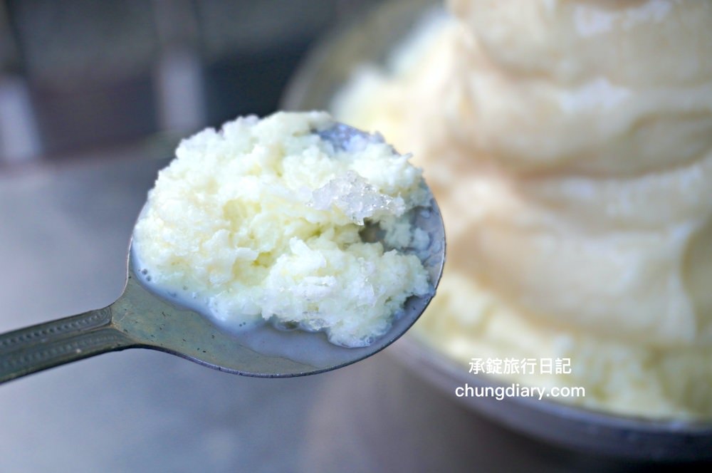 屏東火車站附近【秋林牛乳大王】在地50年老店，必吃「榴槤牛乳冰」堆高高超浮誇！