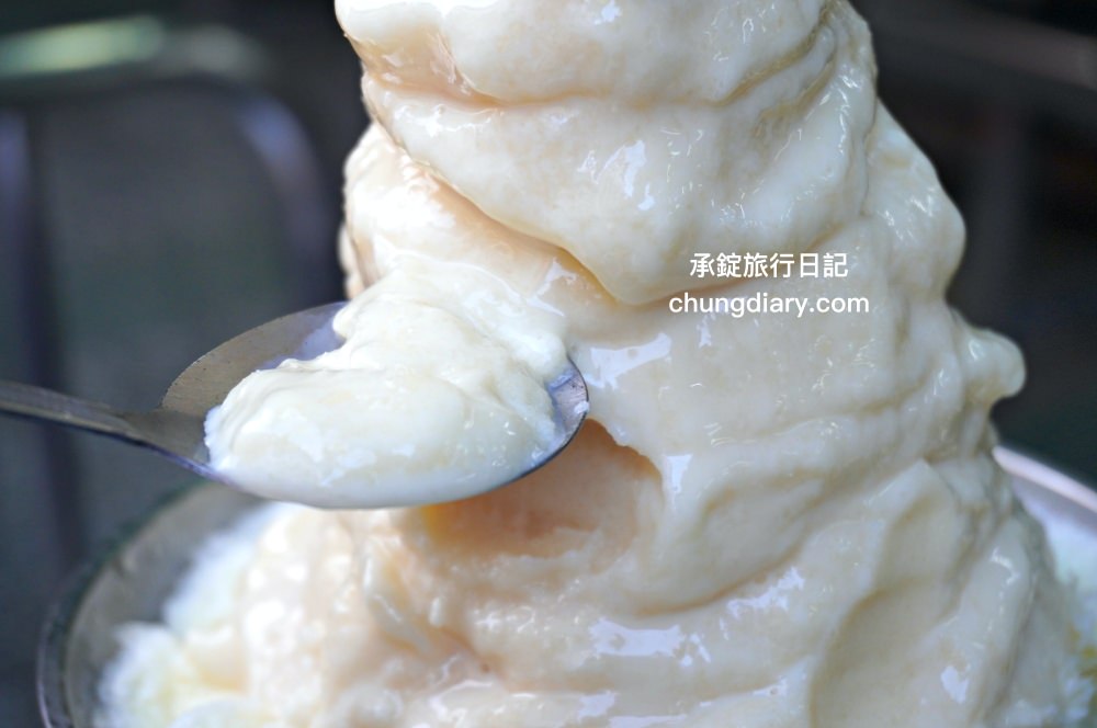 屏東火車站附近【秋林牛乳大王】在地50年老店，必吃「榴槤牛乳冰」堆高高超浮誇！