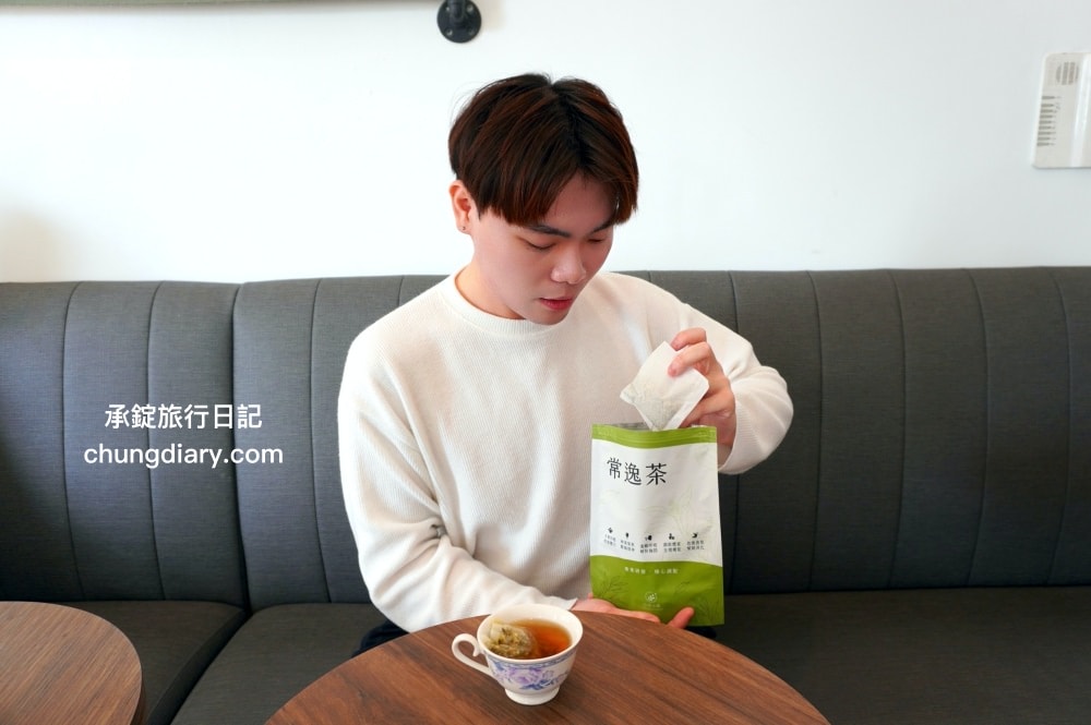 漢方養生茶推薦【常逸茶】全德中醫團隊研發，添加中藥與花草原料：金錢薄荷、西洋參、桔梗、陳皮、桑葉、甘草、菊花、乾薑。主打補充營養、調養正氣、減緩腦霧的茶品！