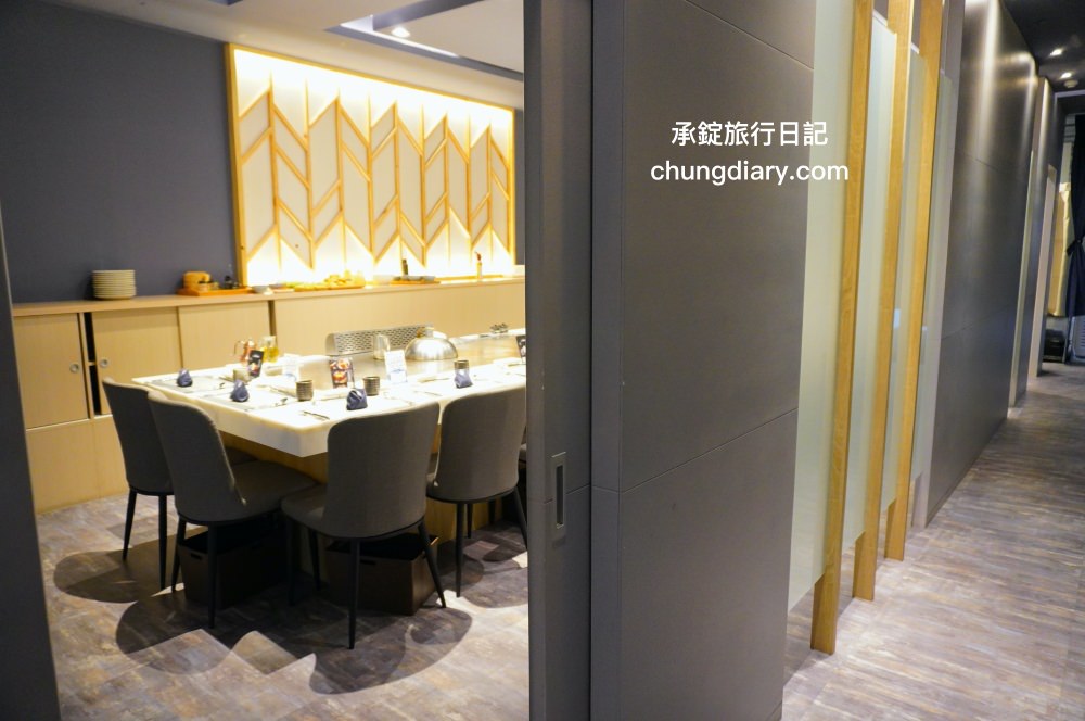 明水然・樂 新竹林森店｜新竹火車站正對面，幾乎0負評的無菜單鐵板燒，採預約制！野生活龍蝦、日本A5和牛、和牛漢堡、北海道生食級干貝…等海陸大餐，來自台北一位難求的爆紅鐵板燒品牌。