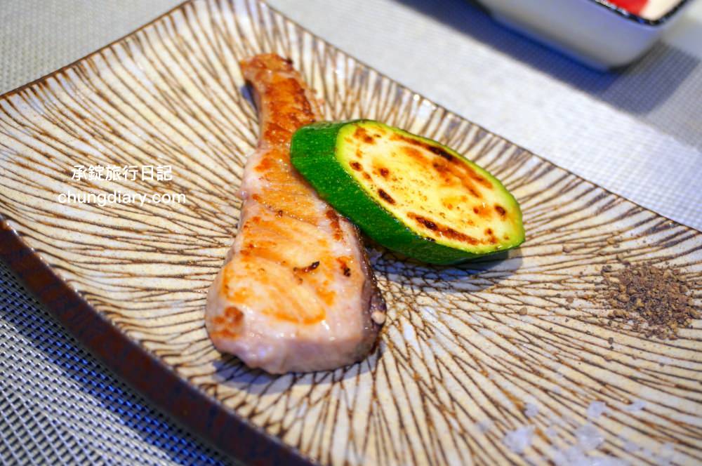 明水然・樂 新竹林森店｜新竹火車站正對面，幾乎0負評的無菜單鐵板燒，採預約制！野生活龍蝦、日本A5和牛、和牛漢堡、北海道生食級干貝…等海陸大餐，來自台北一位難求的爆紅鐵板燒品牌。