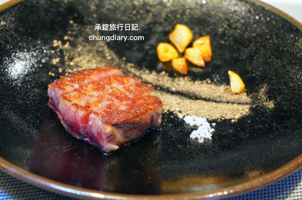 明水然・樂 新竹林森店｜新竹火車站正對面，幾乎0負評的無菜單鐵板燒，採預約制！野生活龍蝦、日本A5和牛、和牛漢堡、北海道生食級干貝…等海陸大餐，來自台北一位難求的爆紅鐵板燒品牌。