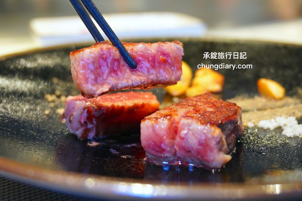 明水然・樂 新竹林森店｜新竹火車站正對面，幾乎0負評的無菜單鐵板燒，採預約制！野生活龍蝦、日本A5和牛、和牛漢堡、北海道生食級干貝…等海陸大餐，來自台北一位難求的爆紅鐵板燒品牌。