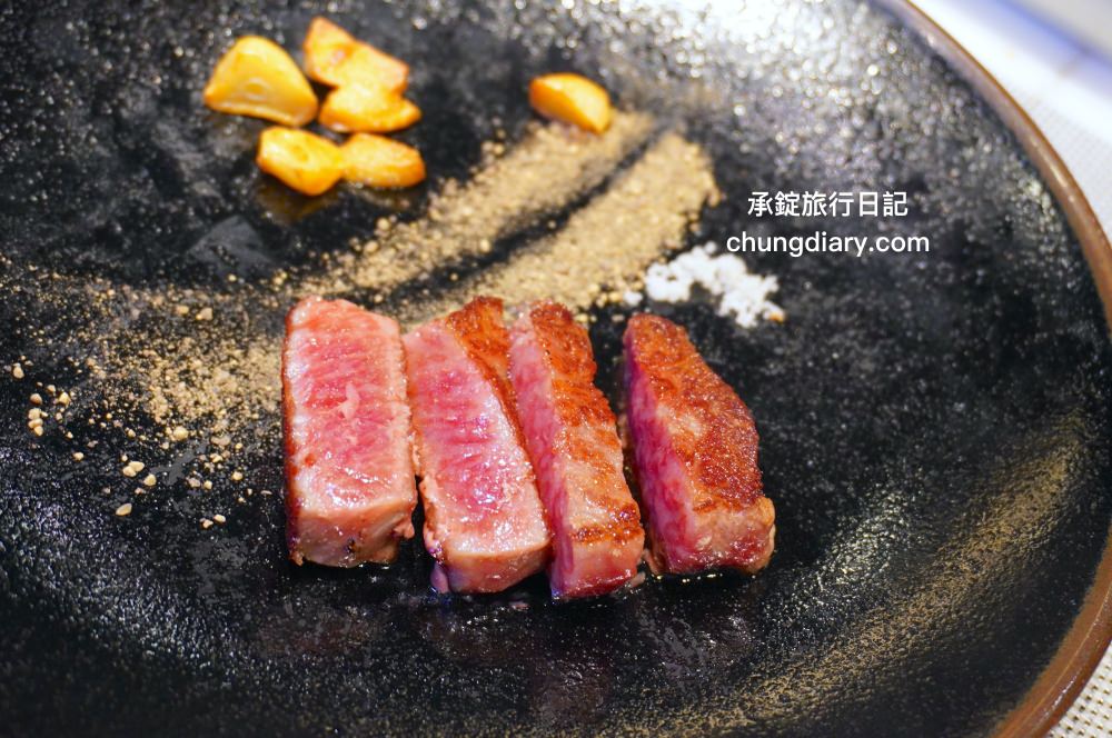 明水然・樂 新竹林森店｜新竹火車站正對面，幾乎0負評的無菜單鐵板燒，採預約制！野生活龍蝦、日本A5和牛、和牛漢堡、北海道生食級干貝…等海陸大餐，來自台北一位難求的爆紅鐵板燒品牌。