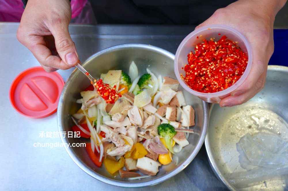 台中太平小吃【木子李鹽水雞】文青風手提輕食餐盒！去骨雞胸肉、大雞腿！冷滷味、涼拌小菜、內臟類、季節水果…超多選擇。