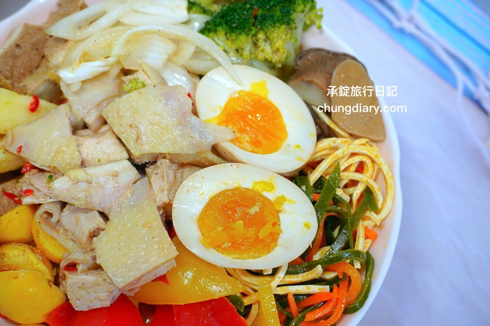 台中太平小吃【木子李鹽水雞】文青風手提輕食餐盒！去骨雞胸肉、大雞腿！冷滷味、涼拌小菜、內臟類、季節水果…超多選擇。