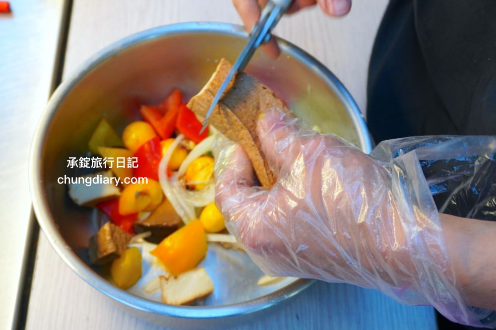 台中太平小吃【木子李鹽水雞】文青風手提輕食餐盒！去骨雞胸肉、大雞腿！冷滷味、涼拌小菜、內臟類、季節水果…超多選擇。