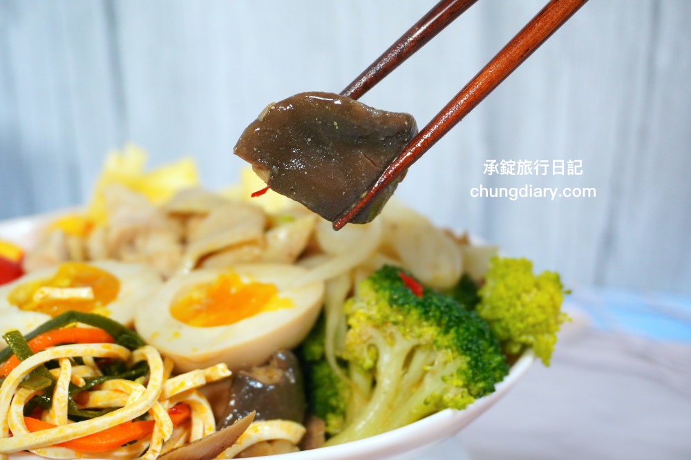 台中太平小吃【木子李鹽水雞】文青風手提輕食餐盒！去骨雞胸肉、大雞腿！冷滷味、涼拌小菜、內臟類、季節水果…超多選擇。