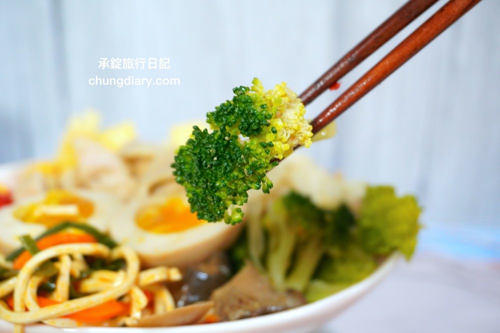 台中太平小吃【木子李鹽水雞】文青風手提輕食餐盒！去骨雞胸肉、大雞腿！冷滷味、涼拌小菜、內臟類、季節水果…超多選擇。