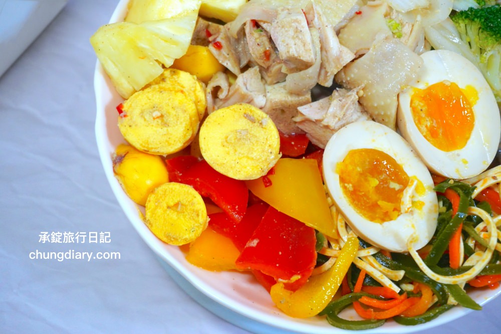 台中太平小吃【木子李鹽水雞】文青風手提輕食餐盒！去骨雞胸肉、大雞腿！冷滷味、涼拌小菜、內臟類、季節水果…超多選擇。