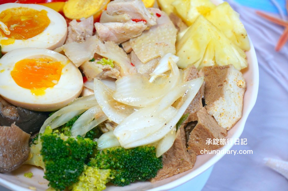 台中太平小吃【木子李鹽水雞】文青風手提輕食餐盒！去骨雞胸肉、大雞腿！冷滷味、涼拌小菜、內臟類、季節水果…超多選擇。