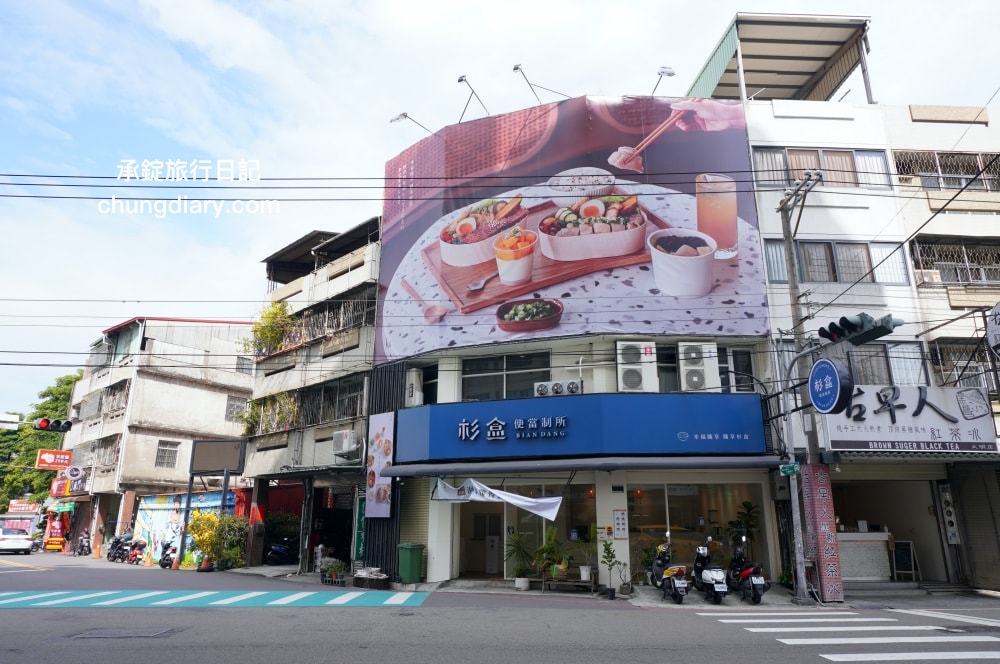 杉盒便當製所台中大里店|大里大明路便當店推薦,人氣必點:蔥油海南雞、究好戰斧豬排 (去骨)、黑胡椒骰牛!文青風木製餐盒,辦公室最愛的木盒便當。 - 第2張圖 杉盒便當製所台中大里店|大里大明路便當店推薦,人氣必點:蔥油海南雞、究好戰斧豬排 (去骨)、黑胡椒骰牛!文青風木製餐盒,辦公室最愛的木盒便當。