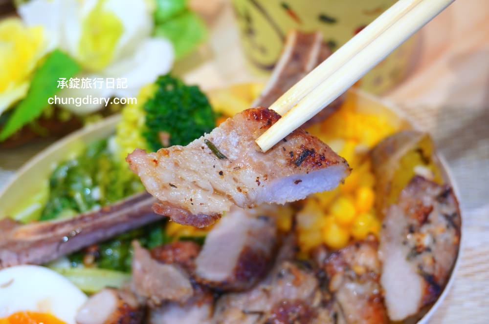 杉盒便當製所台中大里店|大里大明路便當店推薦,人氣必點:蔥油海南雞、究好戰斧豬排 (去骨)、黑胡椒骰牛!文青風木製餐盒,辦公室最愛的木盒便當。 - 第23張圖 杉盒便當製所台中大里店|大里大明路便當店推薦,人氣必點:蔥油海南雞、究好戰斧豬排 (去骨)、黑胡椒骰牛!文青風木製餐盒,辦公室最愛的木盒便當。