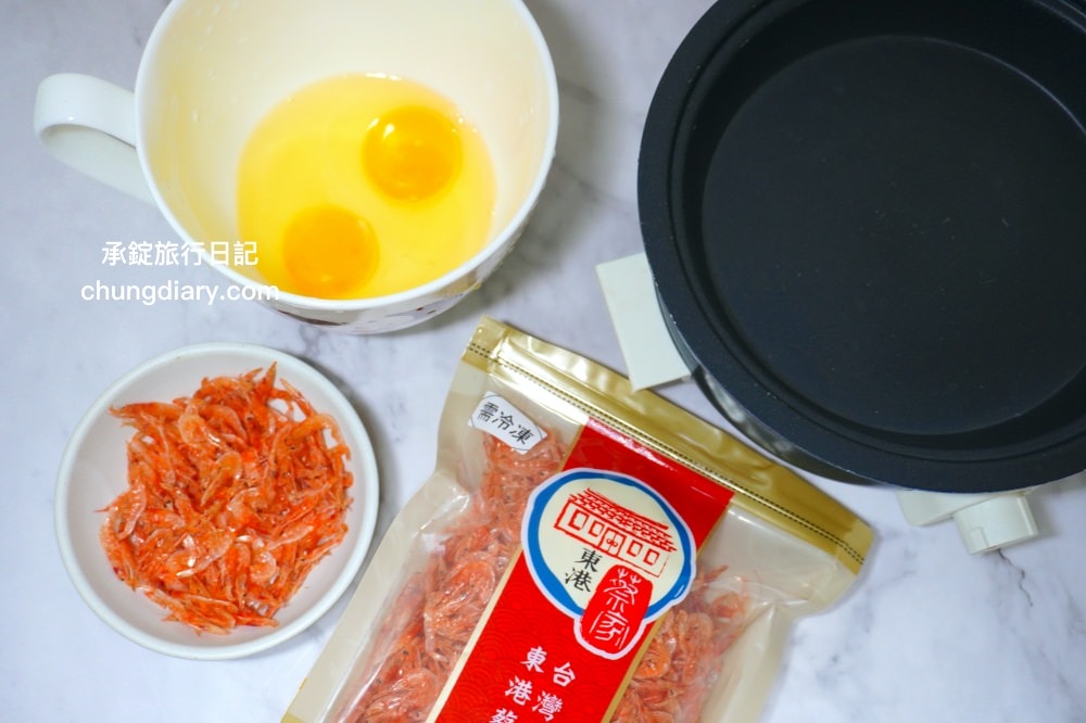 宅配團購美食【東港蔡家古早厝櫻花蝦】來自屏東海港的美味，東港三寶「櫻花蝦」、「一口吃烏魚子」美味又方便！