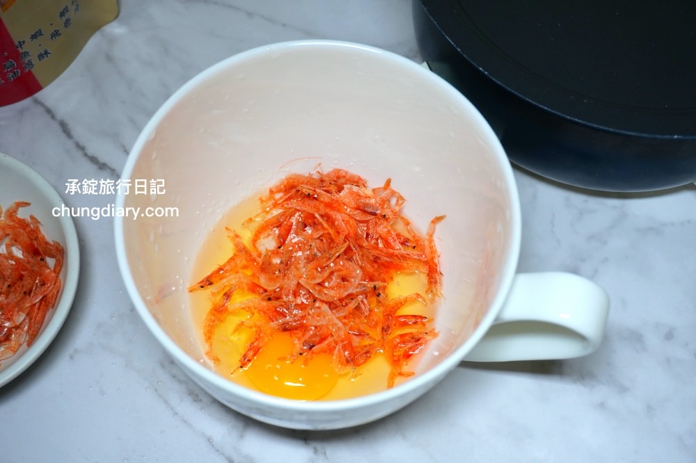 宅配團購美食【東港蔡家古早厝櫻花蝦】來自屏東海港的美味，東港三寶「櫻花蝦」、「一口吃烏魚子」美味又方便！