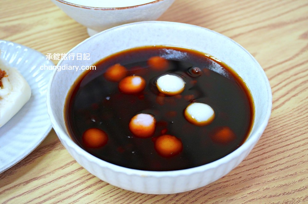 林阿波杏仁茶豆花北屯店｜台中北屯國小／北屯市場附近！專賣：古早味杏仁茶、現烤油條、豆漿豆花、紅豆湯圓、饅頭夾肉鬆。