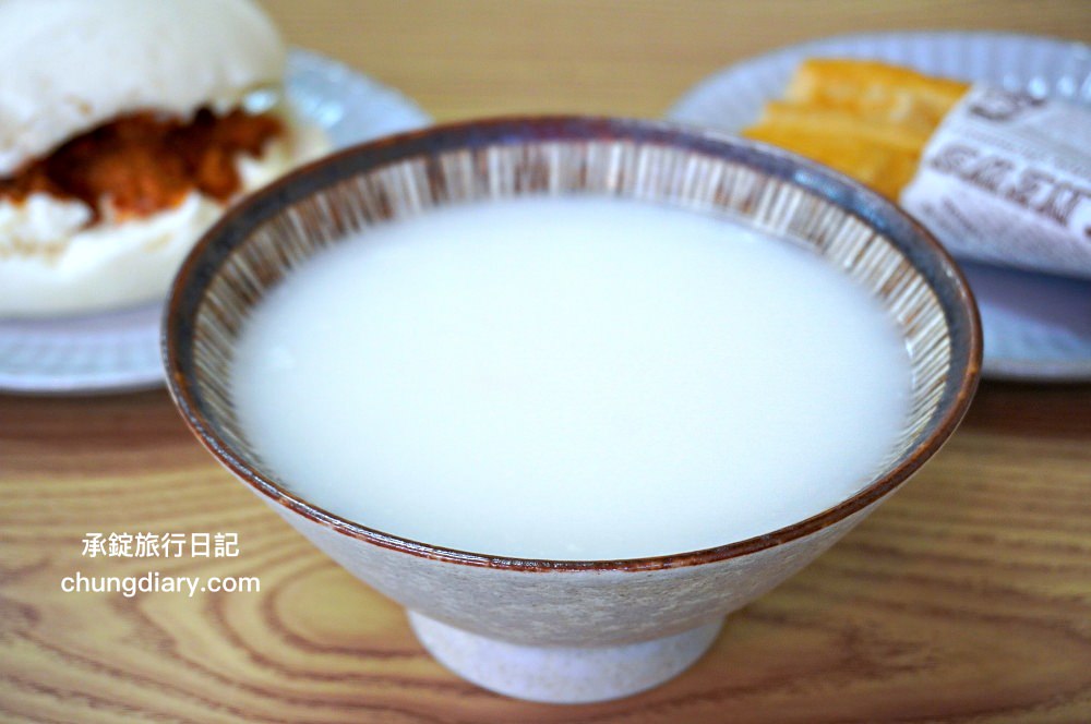 林阿波杏仁茶豆花北屯店｜台中北屯國小／北屯市場附近！專賣：古早味杏仁茶、現烤油條、豆漿豆花、紅豆湯圓、饅頭夾肉鬆。