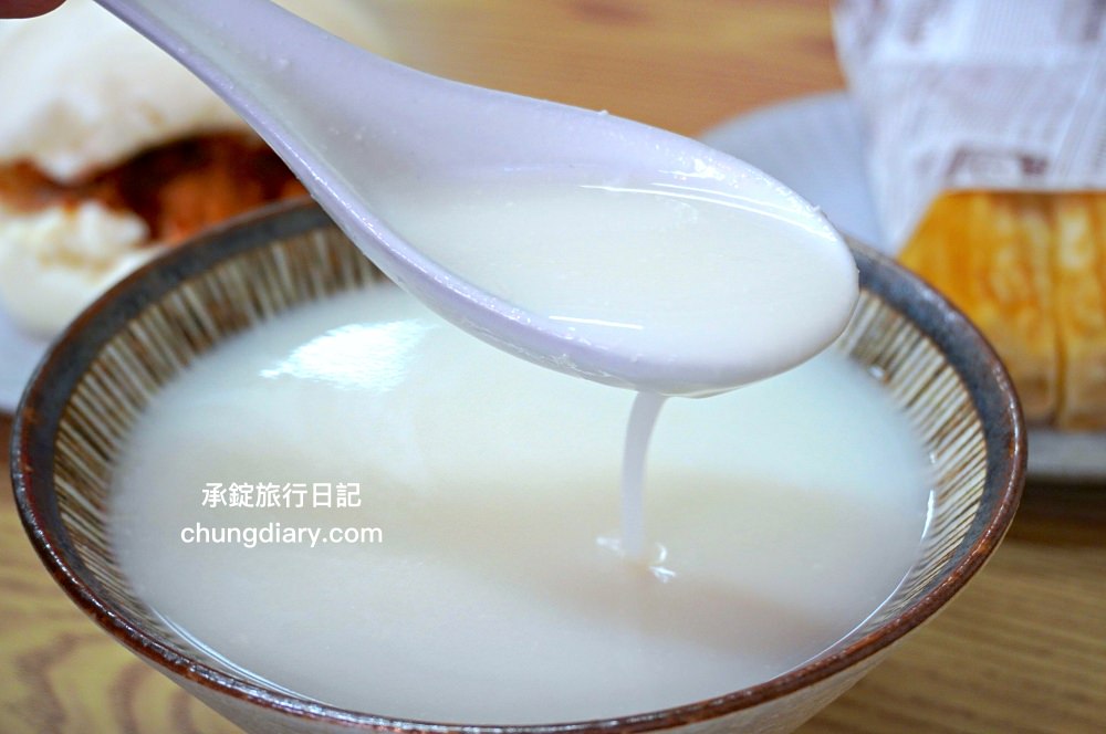 林阿波杏仁茶豆花北屯店｜台中北屯國小／北屯市場附近！專賣：古早味杏仁茶、現烤油條、豆漿豆花、紅豆湯圓、饅頭夾肉鬆。