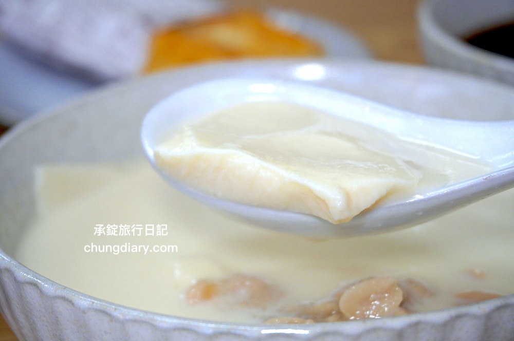 林阿波杏仁茶豆花北屯店｜台中北屯國小／北屯市場附近！專賣：古早味杏仁茶、現烤油條、豆漿豆花、紅豆湯圓、饅頭夾肉鬆。