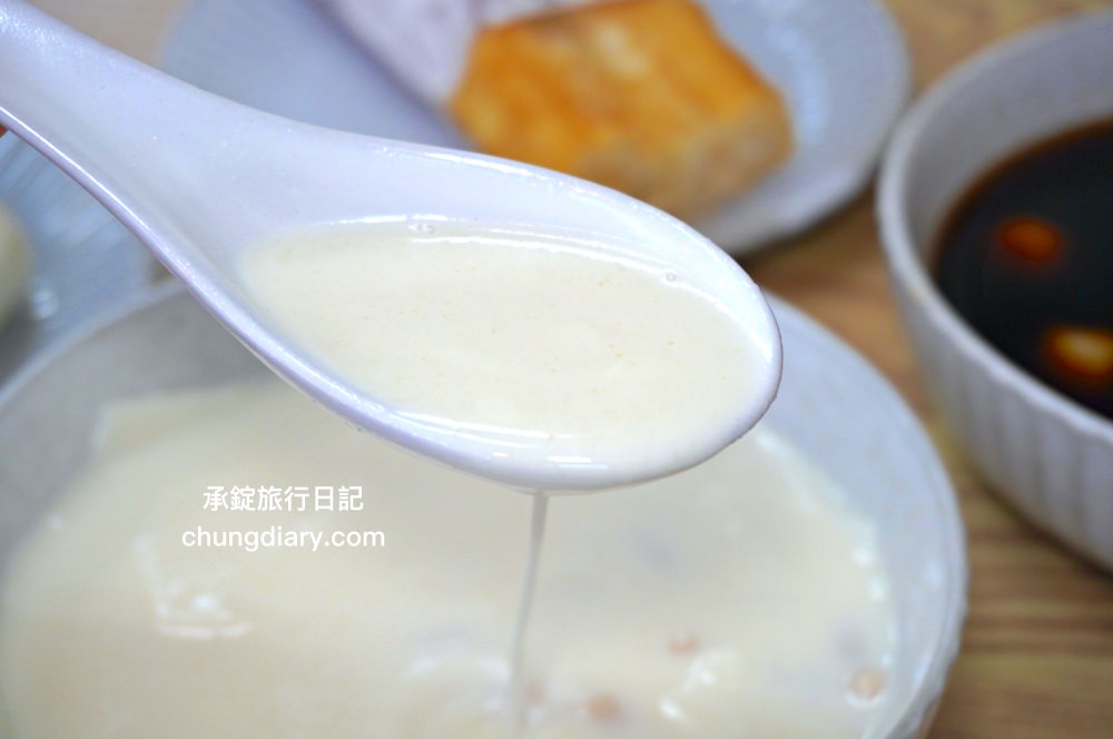 林阿波杏仁茶豆花北屯店｜台中北屯國小／北屯市場附近！專賣：古早味杏仁茶、現烤油條、豆漿豆花、紅豆湯圓、饅頭夾肉鬆。