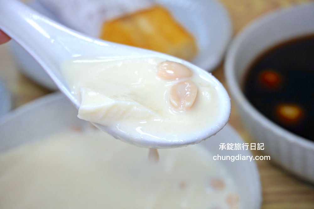 林阿波杏仁茶豆花北屯店｜台中北屯國小／北屯市場附近！專賣：古早味杏仁茶、現烤油條、豆漿豆花、紅豆湯圓、饅頭夾肉鬆。