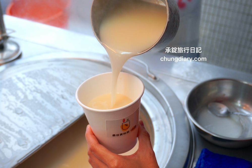 台中豐原【林阿波杏仁茶豆花】傳承第三代的二十年老店！杏仁茶配油條、小時候大餅、黑糖豆花、杏仁豆花…等台灣古早味。