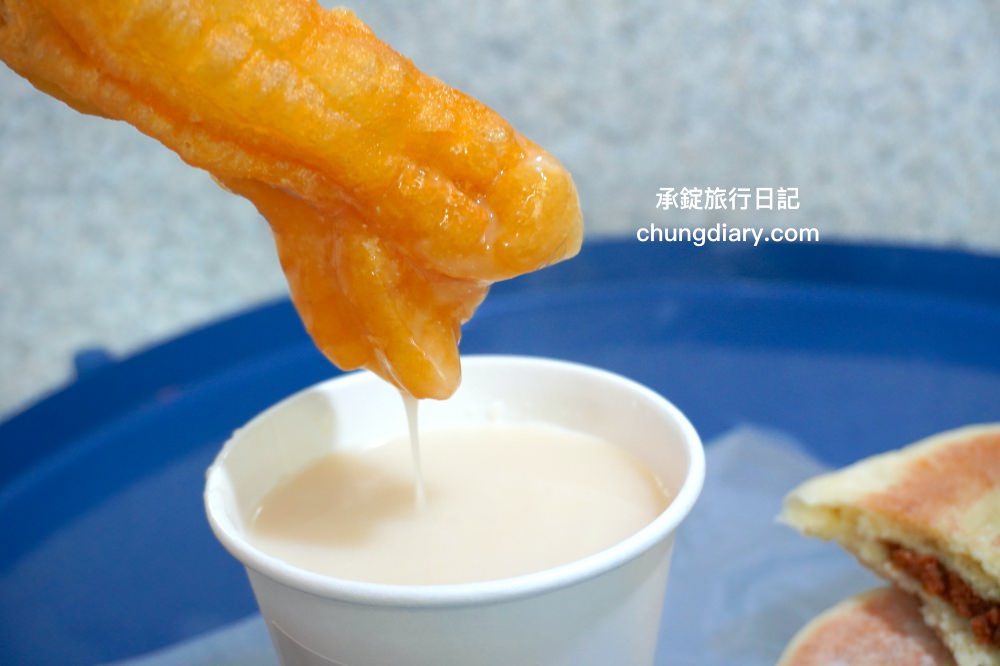 台中豐原【林阿波杏仁茶豆花】傳承第三代的二十年老店！杏仁茶配油條、小時候大餅、黑糖豆花、杏仁豆花…等台灣古早味。