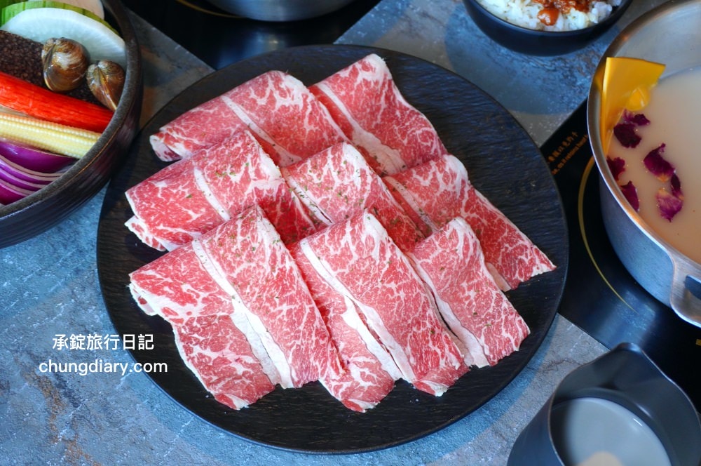 森饗鍋物 Senn shabu 台中漢口館｜西屯火鍋店推薦！人氣火鍋店品牌，激推「招牌胡椒豬肚湯」超好喝！還有抹茶冰淇淋、咖啡、飲料自助吧。