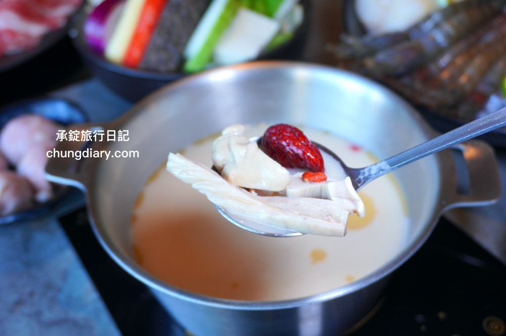 森饗鍋物 Senn shabu 台中漢口館｜西屯火鍋店推薦！人氣火鍋店品牌，激推「招牌胡椒豬肚湯」超好喝！還有抹茶冰淇淋、咖啡、飲料自助吧。