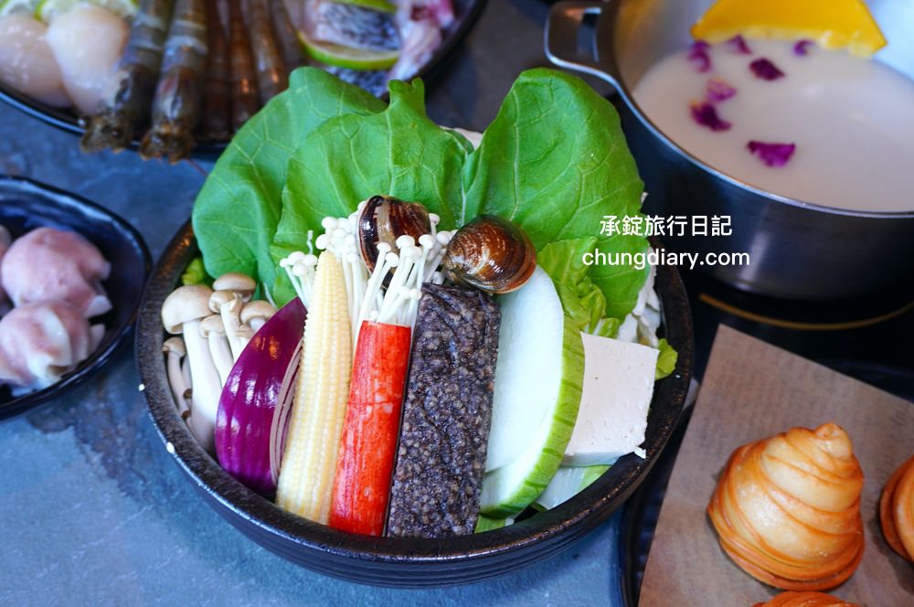 森饗鍋物 Senn shabu 台中漢口館｜西屯火鍋店推薦！人氣火鍋店品牌，激推「招牌胡椒豬肚湯」超好喝！還有抹茶冰淇淋、咖啡、飲料自助吧。