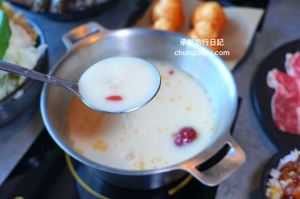 森饗鍋物 Senn shabu 台中漢口館｜西屯火鍋店推薦！人氣火鍋店品牌，激推「招牌胡椒豬肚湯」超好喝！還有抹茶冰淇淋、咖啡、飲料自助吧。