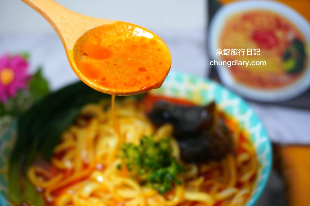 熱浪島南洋蔬食｜熱浪叻沙湯麵｜全素素食的快煮湯麵，只需五分鐘，在家也能煮出一碗餐廳級的美味。