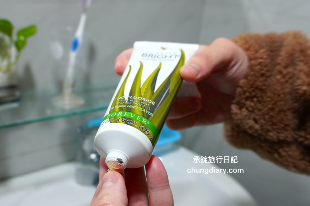 FOREVER永久產品公司【永久明亮蘆薈牙膏】不含鋁、不含氟、不含三氯沙，配合正確刷牙習慣，能清潔牙齒，保持口腔健康。