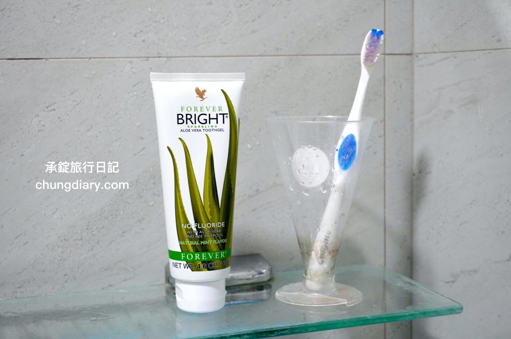 FOREVER永久產品公司【永久明亮蘆薈牙膏】不含鋁、不含氟、不含三氯沙，配合正確刷牙習慣，能清潔牙齒，保持口腔健康。